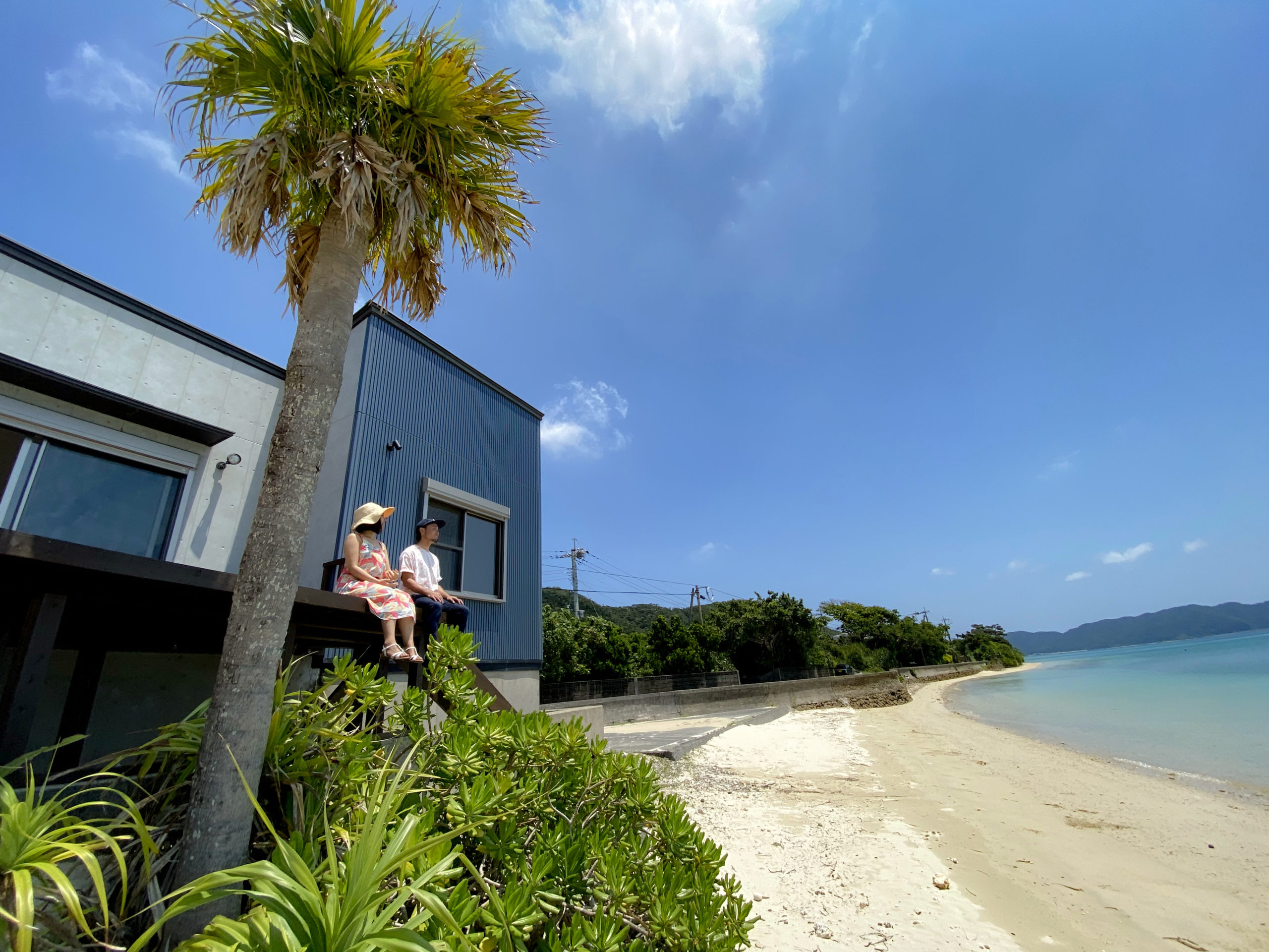 公式 Isola Villa Amami イゾラヴィラ奄美 奄美大島で随一のリゾート地 芦徳 に位置するイゾラヴィラ 海まで半歩 サラサラの白砂ビーチに建てられた1日1組限定のプライベート別荘 海好きにはたまらない空間がここにはあります 芦徳の7つの青が生み出す絶景の